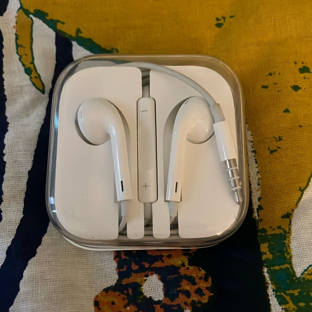 Apple Wired Earbuds 3.5mm Plug Like New 🎵